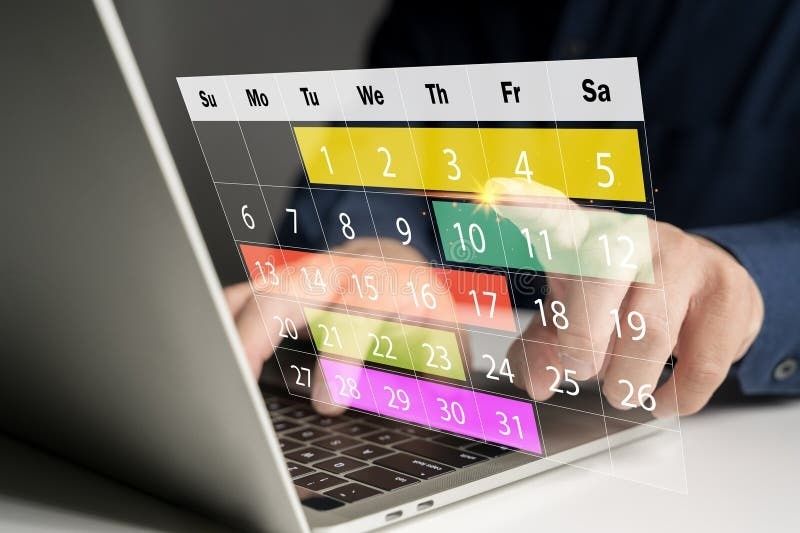Hand som arbetar vid laptop med ett digitalt färgkodat kalenderschema